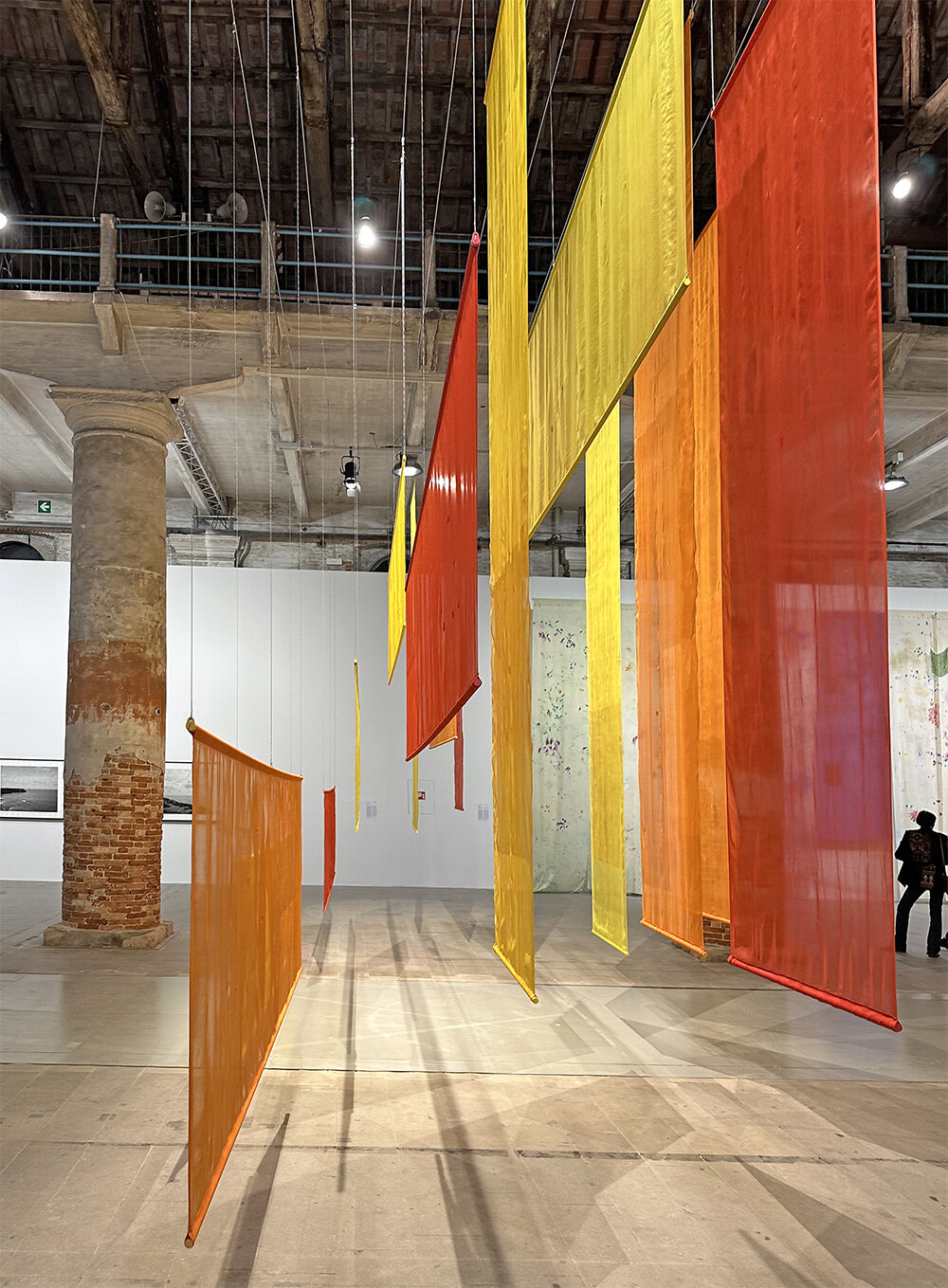 Dana Awartani memvisualisasikan kehancuran Gaza di Venice Art Biennale melalui lapisan sutra berwarna