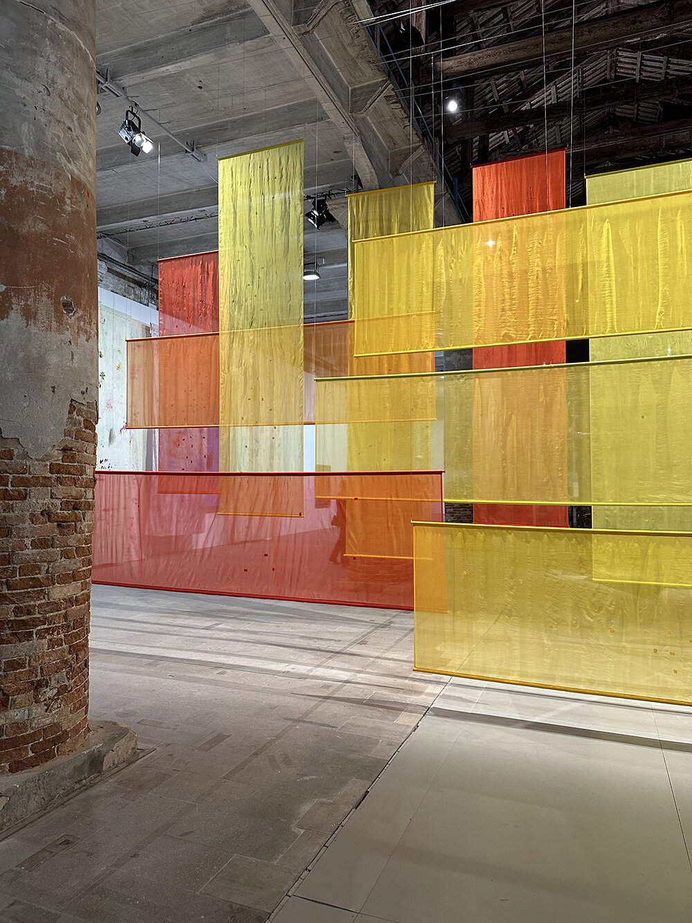 Dana Awartani memvisualisasikan kehancuran Gaza di Venice Art Biennale melalui lapisan sutra berwarna
