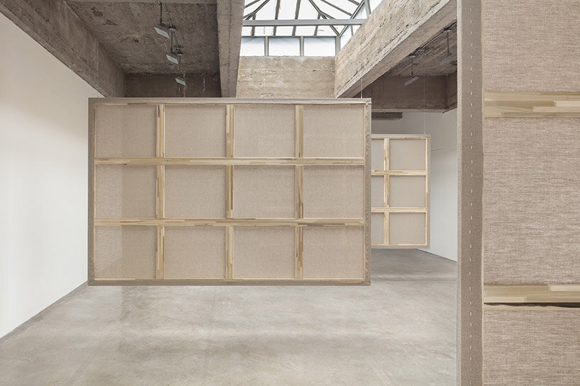 kimsooja membuka pameran tunggal pertamanya di galeri Tanya Bonakdar di New York