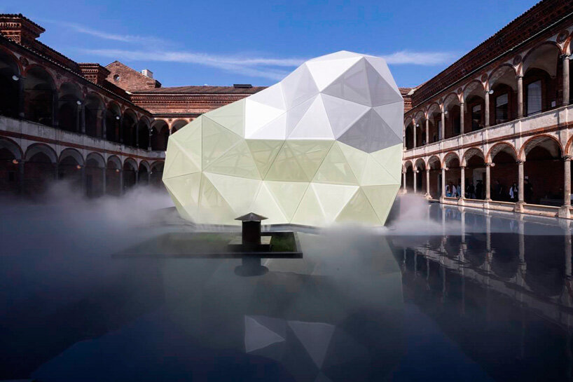 Membran logam berlubang menutupi instalasi jalan segitiga MAD yang luar biasa di Milan
