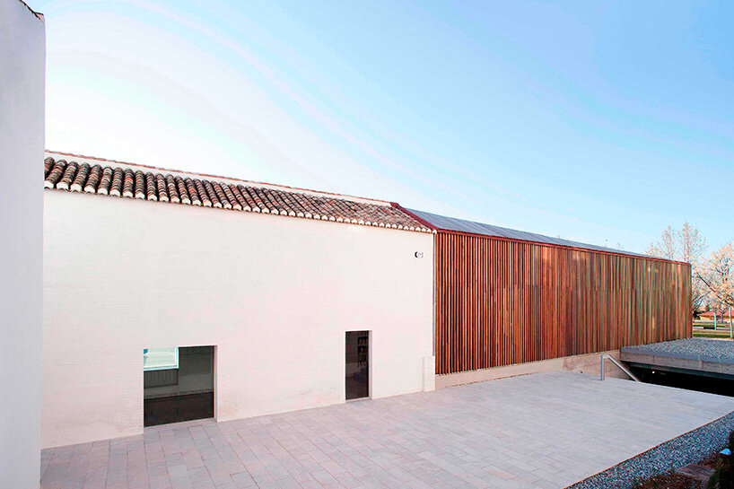 Rubens Cortés Arquitectos merenovasi gudang tembakau Andalusia dengan perpustakaan yang terang