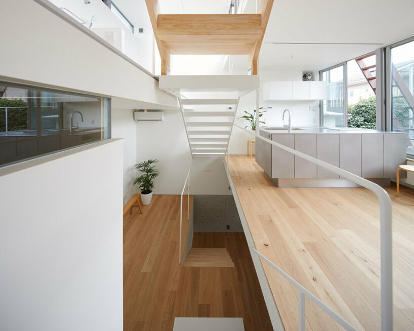 Arsitek niji membentuk rumah keluarga sebagai jembatan bertingkat di lingkungan padat Tokyo