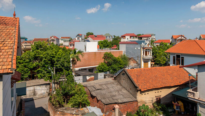 Fasad bata berlubang kulit ganda melindungi rumah besar di Vietnam