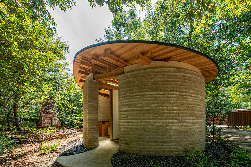 tono mirai architects sculpts rammed-earth TOILETOWA in japan