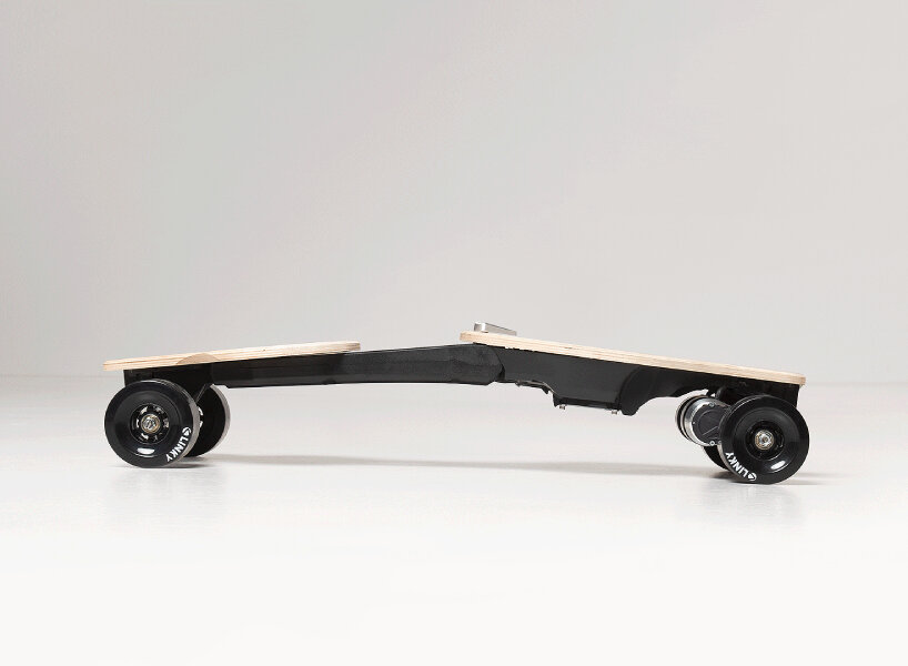 Il longboard elettrico pieghevole può essere posizionato 