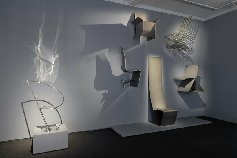 Sillas icónicas diseñadas por Robert Wilson, Gaetano Pese, Frank Gehry y otros en exhibición en el Museo Grassi