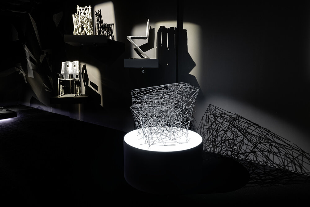 Sillas icónicas diseñadas por Robert Wilson, Gaetano Pese, Frank Gehry y otros en exhibición en el Museo Grassi