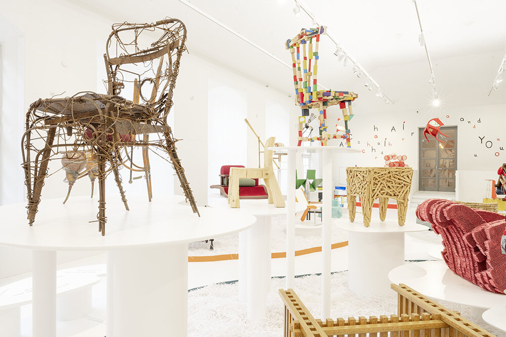 Sillas icónicas diseñadas por Robert Wilson, Gaetano Pese, Frank Gehry y otros en exhibición en el Museo Grassi