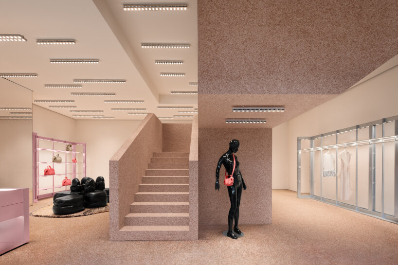 Granit merah muda menyala khas Acne Studios menyelimuti toko utama Sanlitun di Beijing