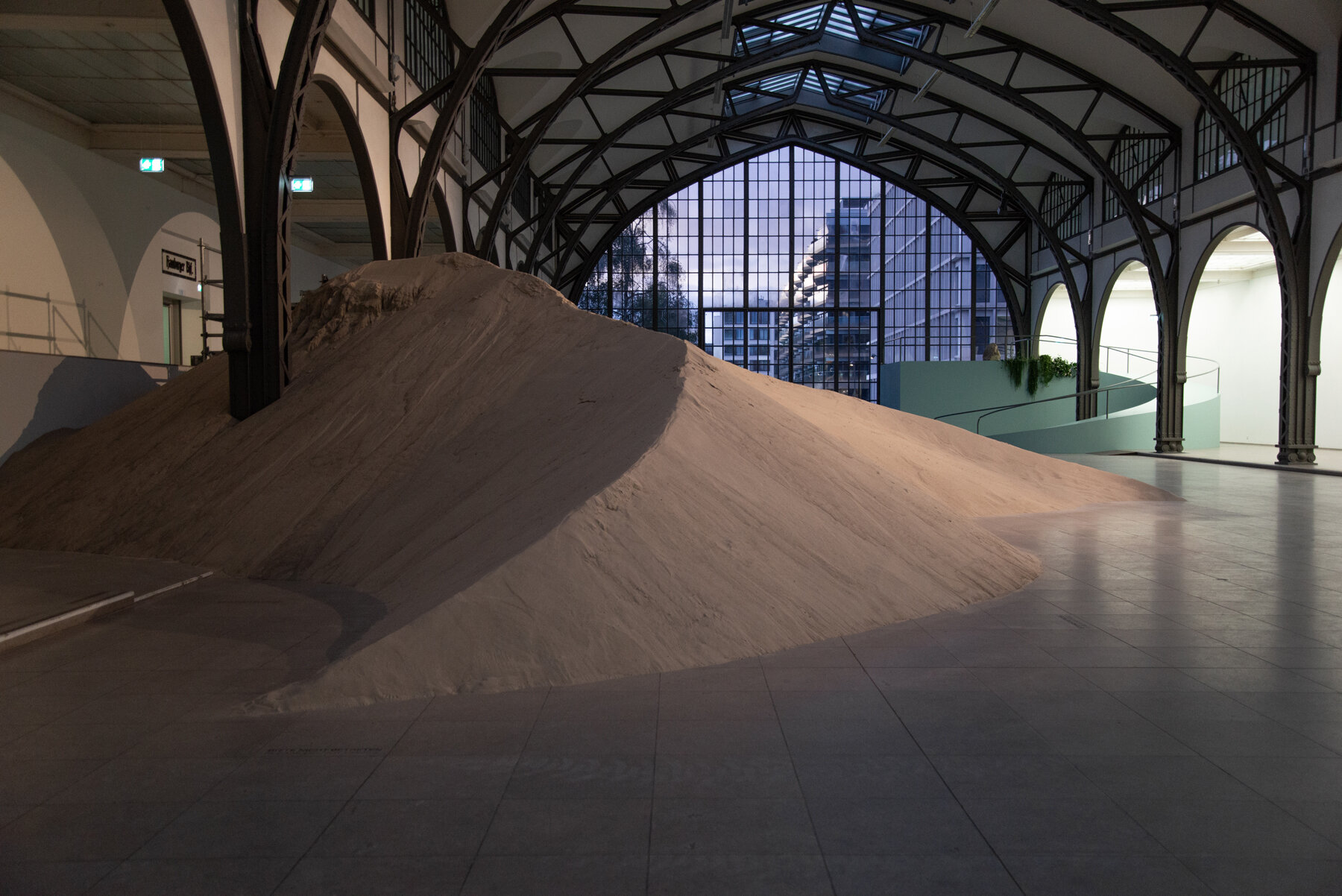 alexandra-pirici-attune-site-specific-installation-performance-hamburger-bahnhof-berlin-designboom-1800-2