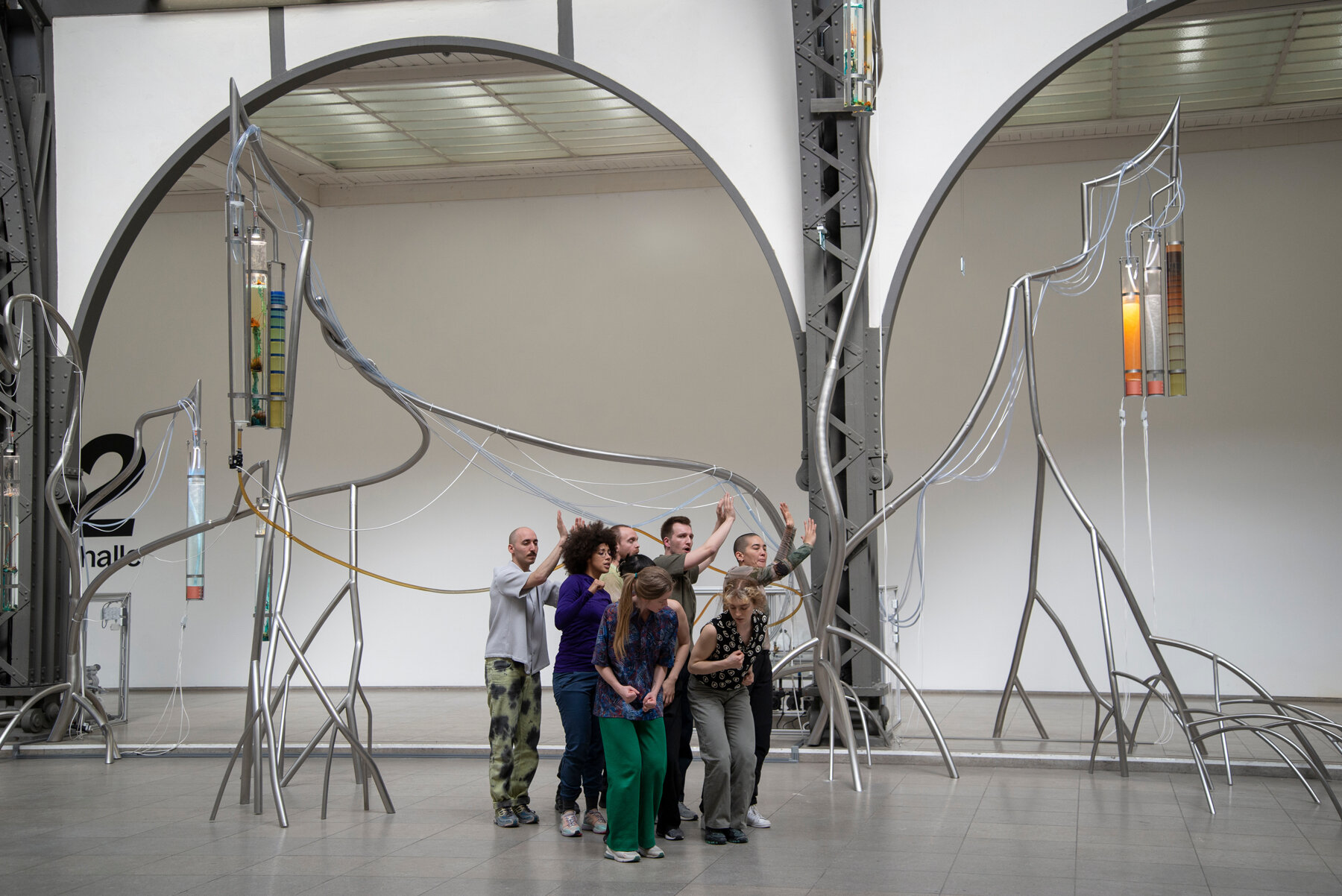 alexandra-pirici-attune-site-specific-installation-performance-hamburger-bahnhof-berlin-designboom-1800-3
