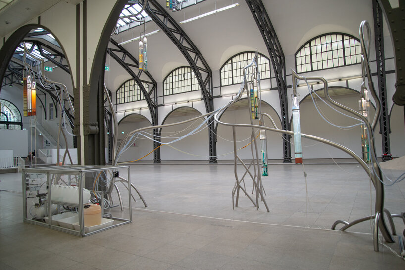 alexandra pirici's action installation turns hamburger bahnhof into self-structuring landscape