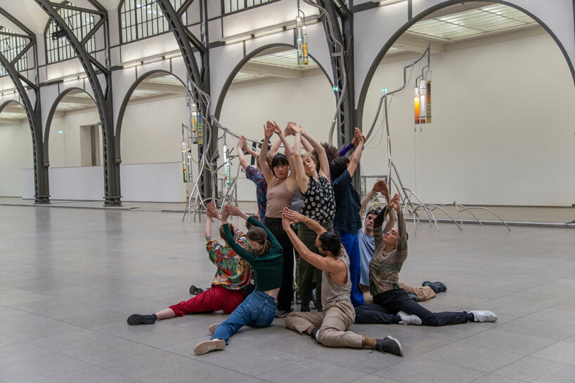 alexandra pirici's action installation turns hamburger bahnhof into self-structuring landscape