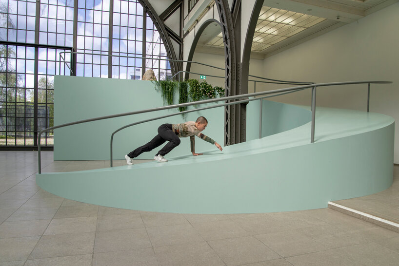 alexandra pirici's action installation turns hamburger bahnhof into self-structuring landscape