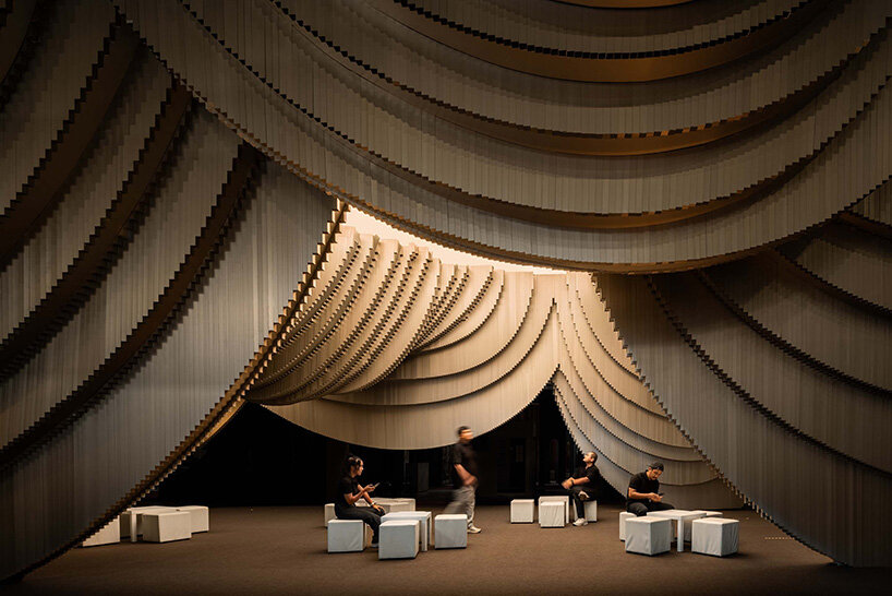 Gruta de aluminio con diseño.