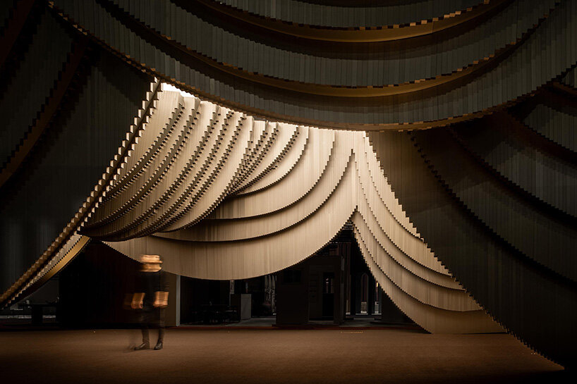 HAS Design and Research talla una 'cueva de aluminio' gigante en Bangkok