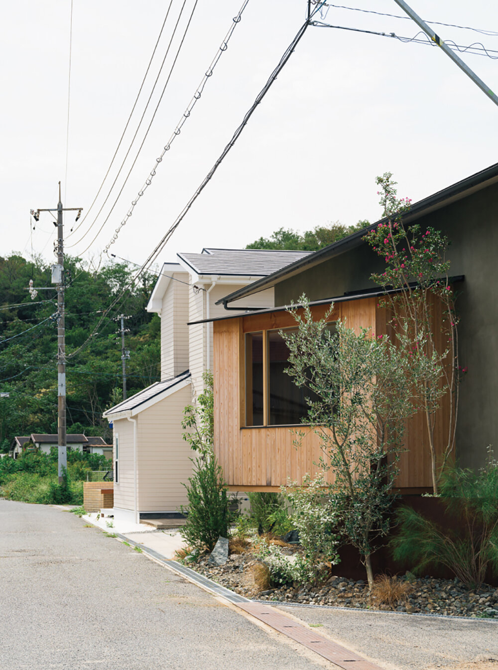 a viewing room playfully protrudes from tetra works' rental villa in hiroshima