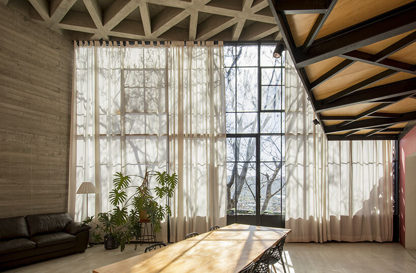 handcrafted casa VA by omar lópez bautista embraces the natural landscape of oaxaca