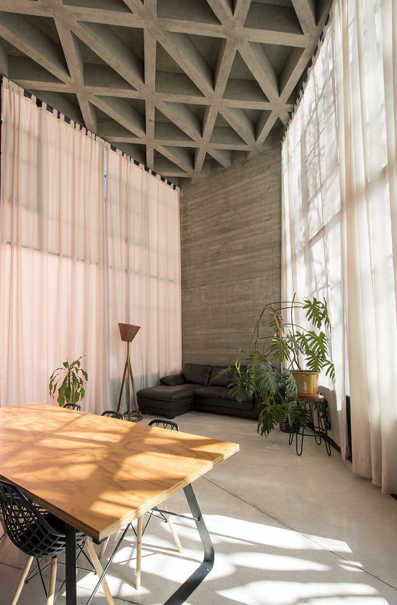 handcrafted casa VA by omar lópez bautista embraces the natural landscape of oaxaca