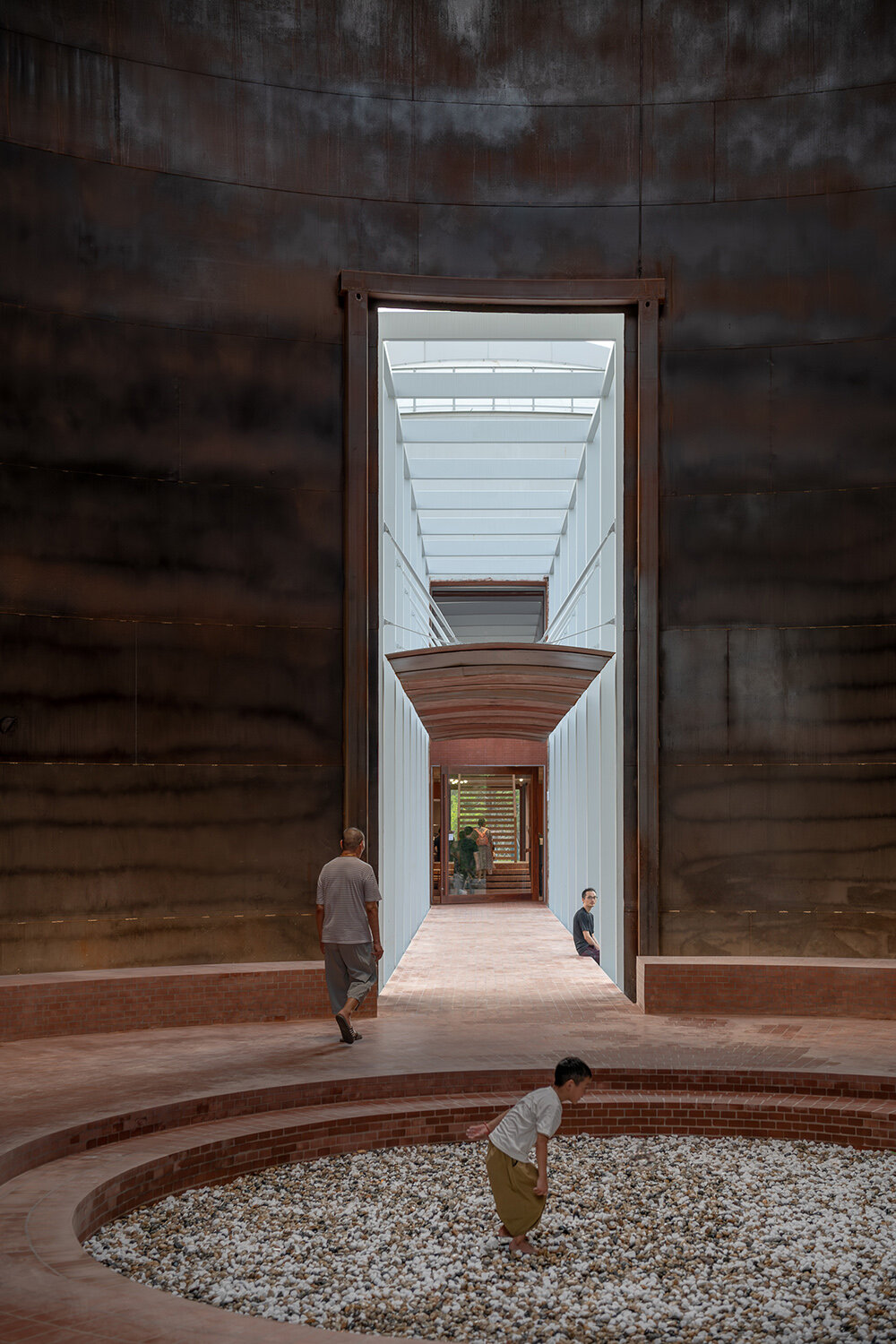 AIM Architecture transforma cuatro tanques de petróleo en el Centro Comunitario Skylight en Changzhou