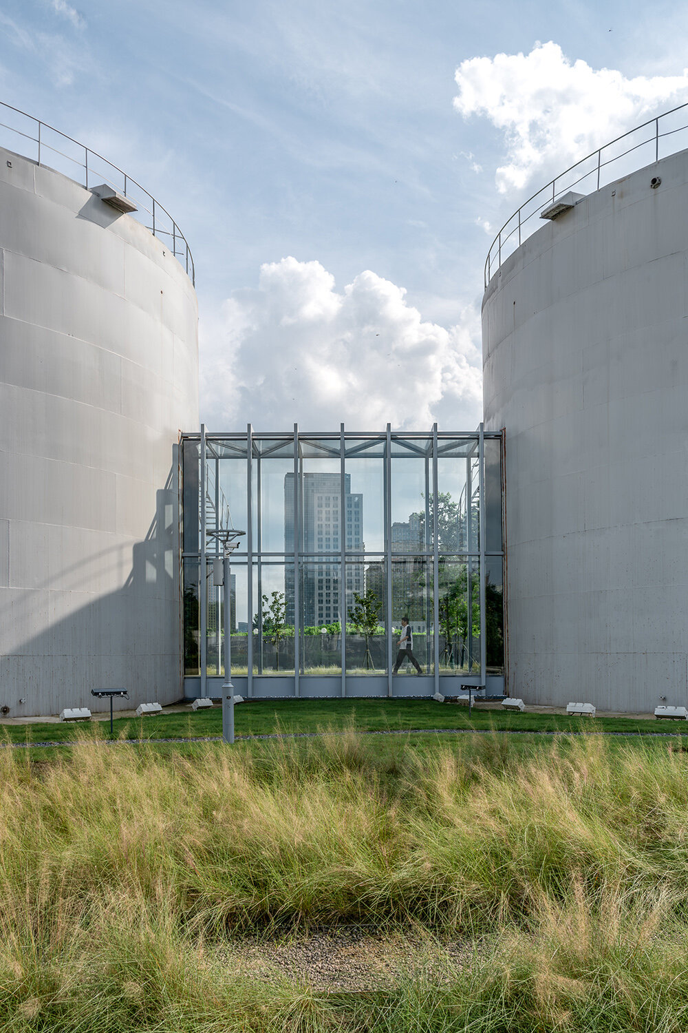 AIM Architecture transforma cuatro tanques de petróleo en el Centro Comunitario Skylight en Changzhou