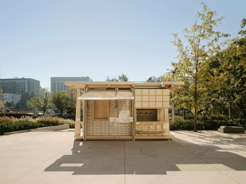 Arsitektur FOG menghadap kafe dan toko roti sementara dengan tumpukan kantong gandum