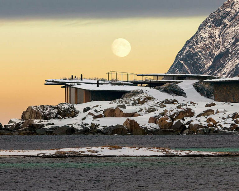 dorte mandrup's norrøna lodge echoes the geology of arctic norway