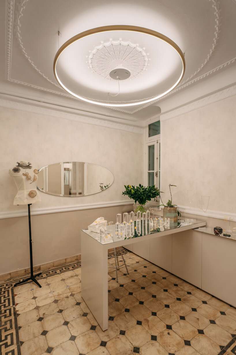 La galería Eleni Marneri lleva joyas y fragancias a un edificio neoclásico en Atenas.