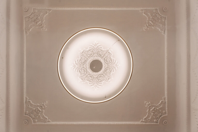 La galería eleni marneri lleva joyas y fragancias a un edificio neoclásico en Atenas