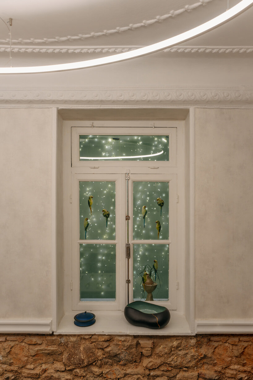 La galería Eleni Marneri lleva joyas y fragancias a un edificio neoclásico en Atenas.