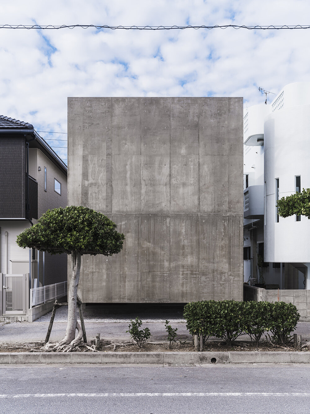 Rumah arsitek cochi di Nishizaki tampak seperti balok beton tanpa jendela di Okinawa