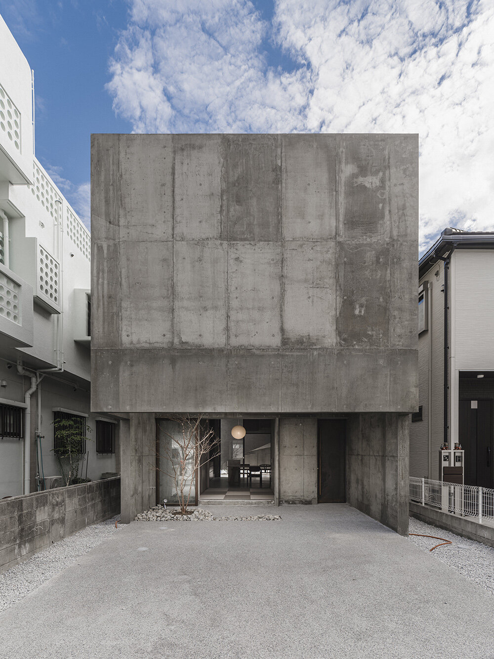 Rumah arsitek cochi di Nishizaki tampak seperti balok beton tanpa jendela di Okinawa