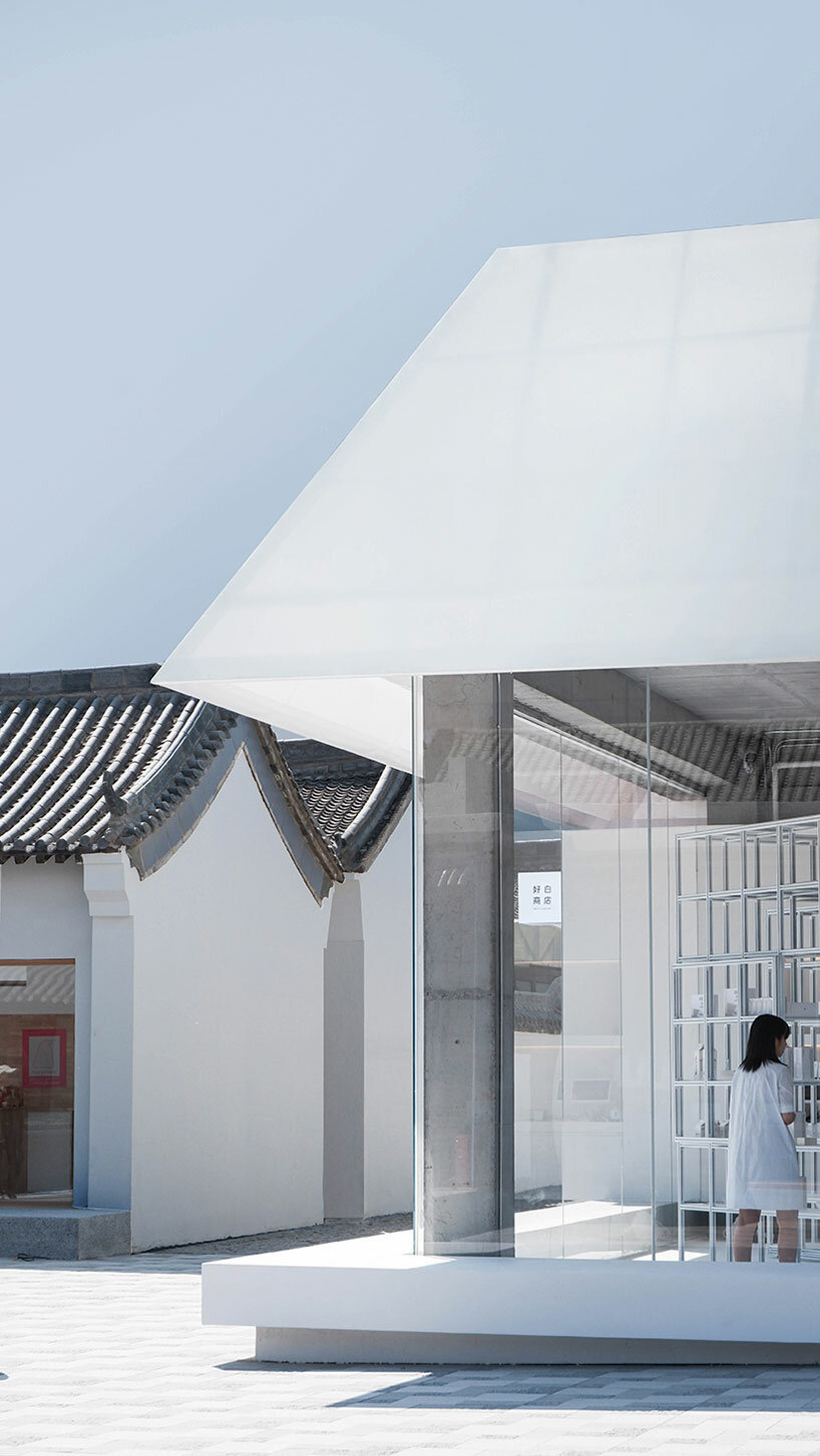 designRESERVE tienda de vidrio translúcido con techo inclinado en un pueblo chino