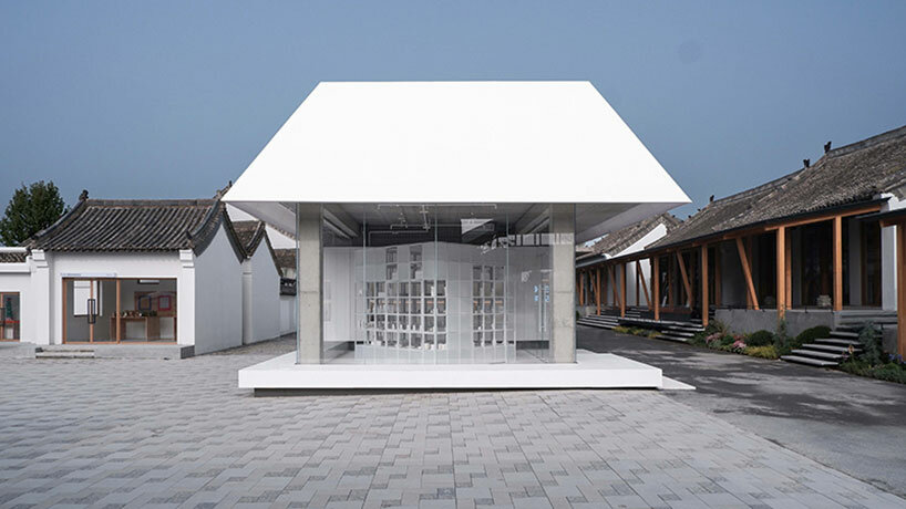 designRESERVE tienda de vidrio translúcido con techo inclinado en un pueblo chino