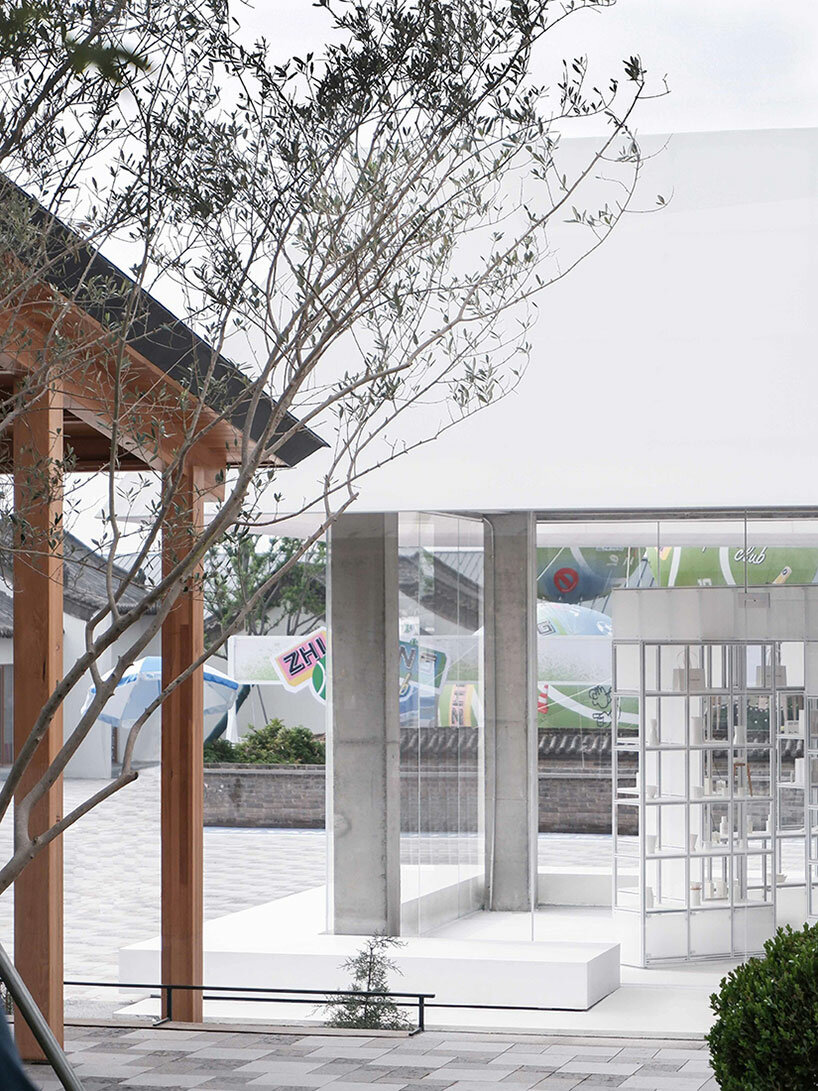 designRESERVE tienda de vidrio translúcido con techo inclinado en un pueblo chino