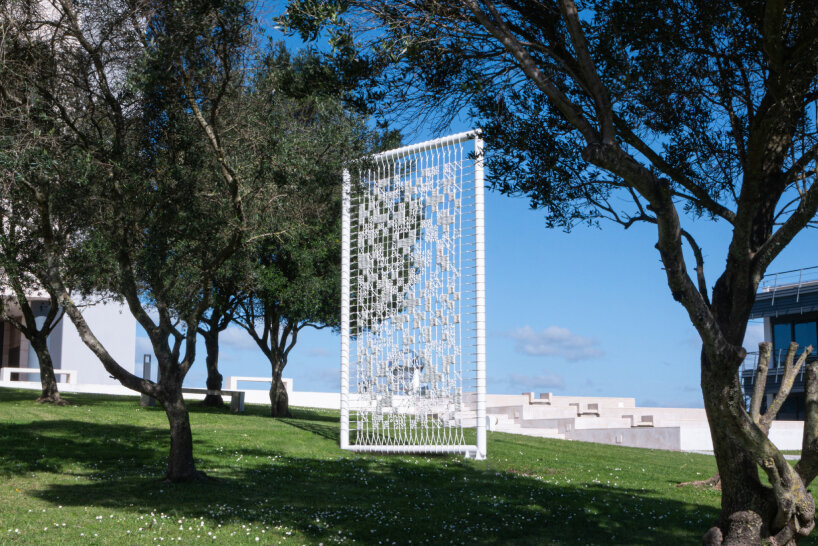 Instalasi aheneah yang diikat di Lisbon menciptakan interaksi antara bayangan dan cahaya