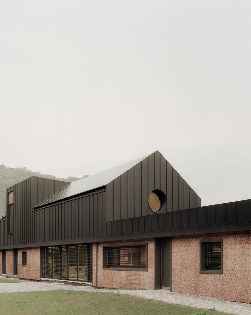 La casa di confine rivestita in sughero progettata da LCA Architetti rappresenta una vetrina per le soluzioni sostenibili in Italia