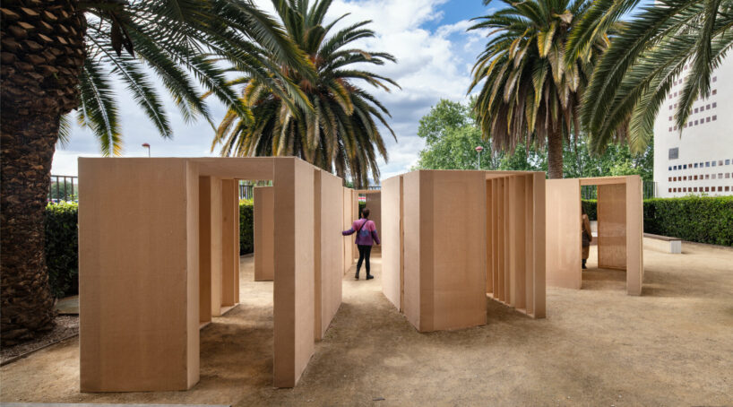 El pabellón de arpillera y madera de Syn Architecture recuerda a la arquitectura najdi de Concéntrico 10.