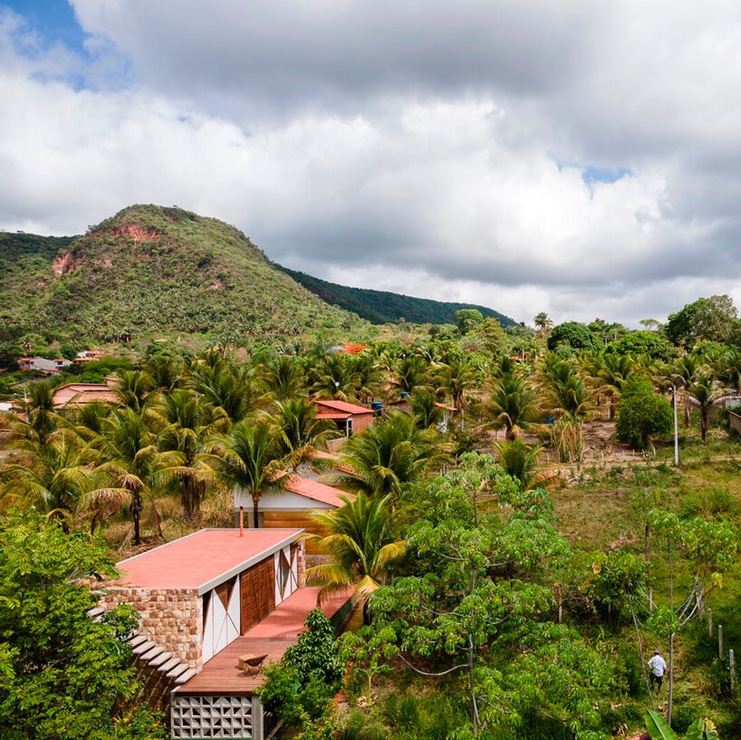 A Casa Vivi de Azulpitanga fica ao lado da Floresta Nacional Ararib, no Brasil.