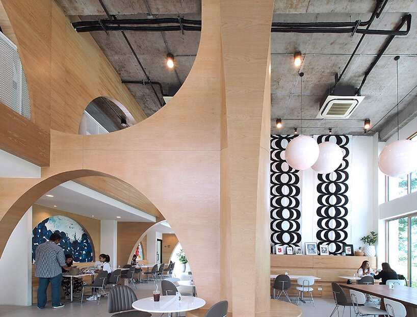 një sistem i kornizave të përsëritura të harkut përcakton kafenenë e stilit të papafingo të ASWA në Bangkok