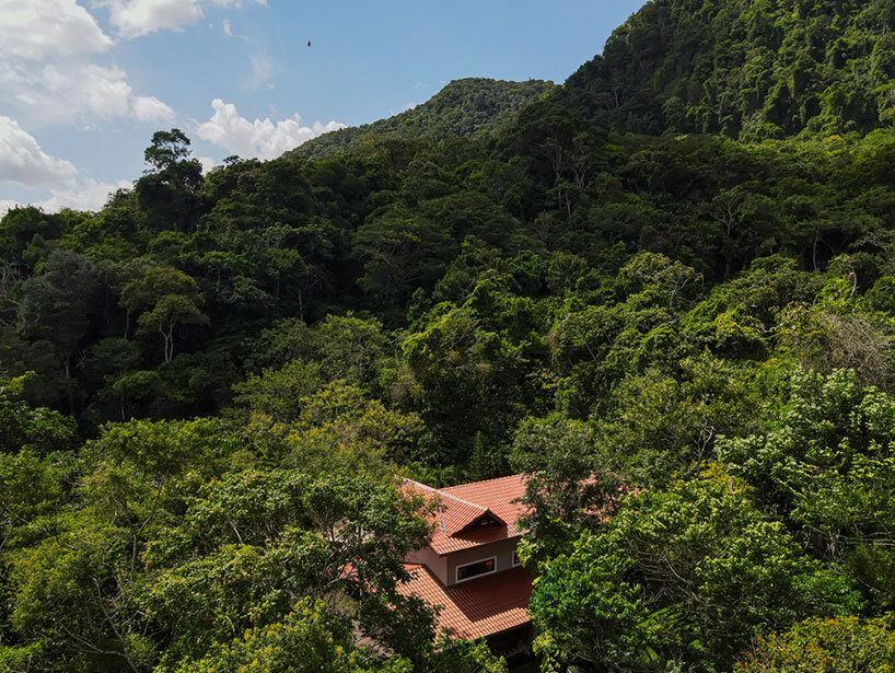 La aislada casa sótão ofrece vistas de varios niveles del exuberante paisaje brasileño