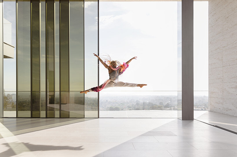 sky-frames’ frameless windows stage dance above los angeles