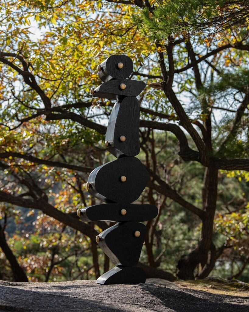 Los volúmenes apilados irregularmente capturan la tradición coreana de pedir deseos en el gabinete de madera de Jaewoo Ahn.