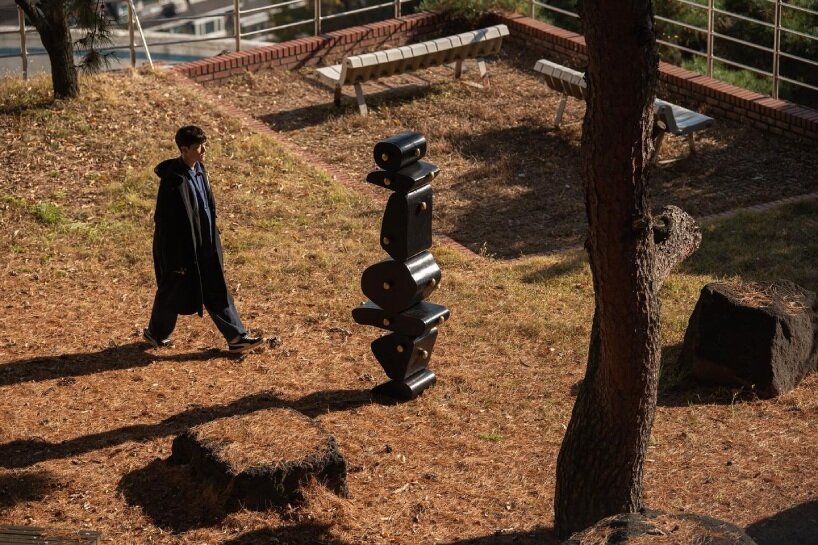 Los volúmenes apilados irregularmente capturan la tradición coreana de pedir deseos en el gabinete de madera de Jaewoo Ahn.