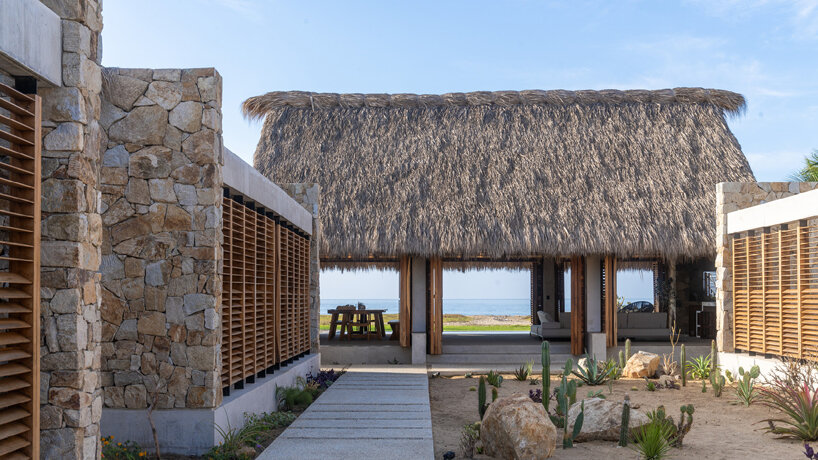 Muros de piedra y techos de palma integran la Tate al paisaje de Oaxaca