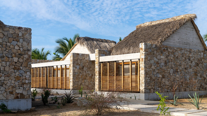 Muros de piedra y techos de palma integran la Tate al paisaje de Oaxaca