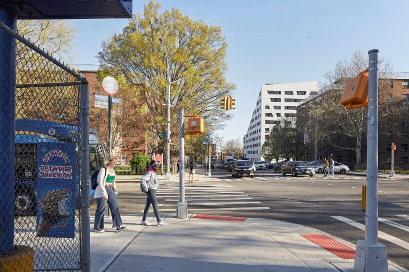 Se abre en Brooklyn un retorcido complejo de viviendas asequibles para personas mayores diseñado por Studio Libeskind