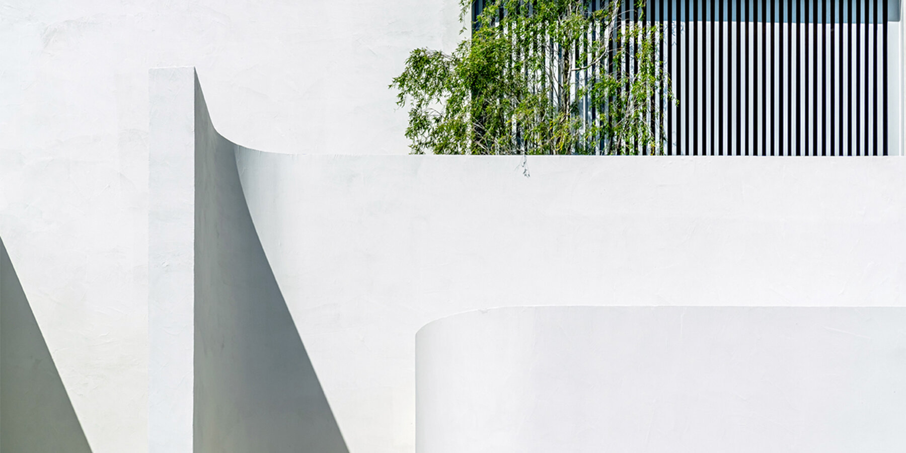 swirly-white-facade-west-facing-terrace-residence-singapore-designboom-1800-01
