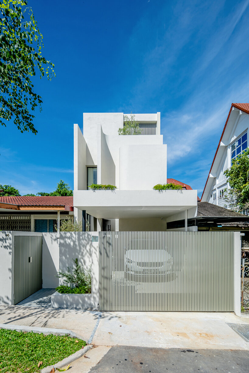 Una fachada fluida envuelve una residencia monolítica completamente blanca en Singapur