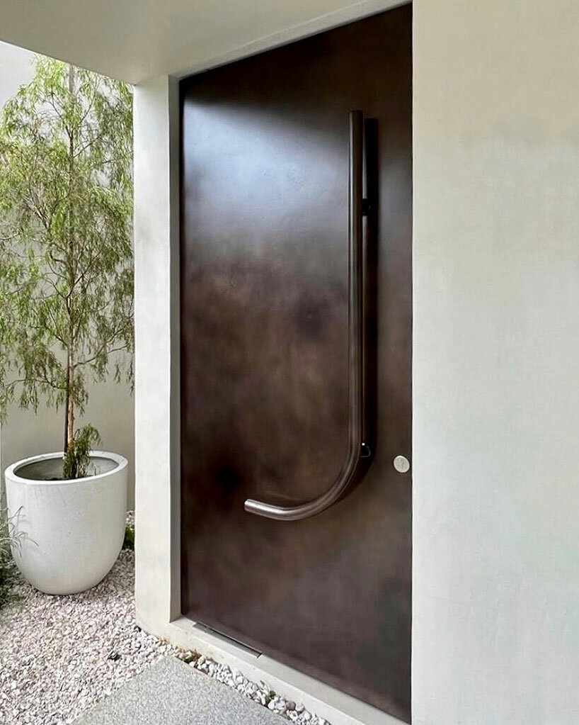 Una fachada fluida envuelve una residencia monolítica completamente blanca en Singapur